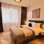 Deluxe - Perfect For Short Or Long Апартаменти